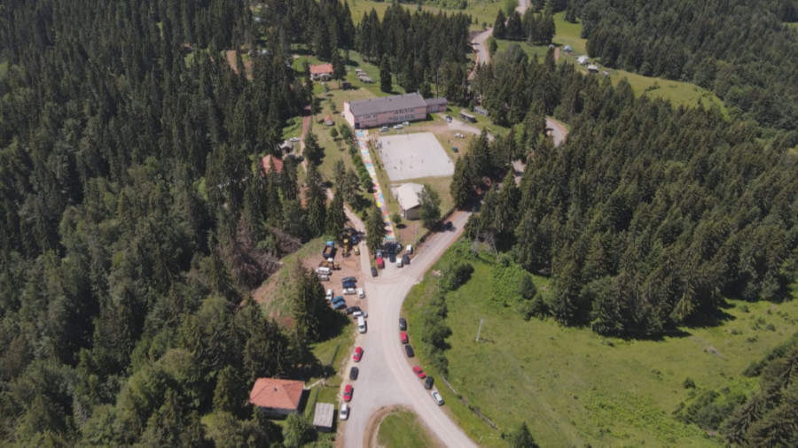 Seoska škola na Pešteru puna đaka: Surovi uslovi nisu oterali domaćine sa ognjišta (FOTO)