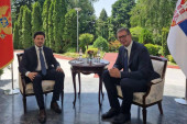 "Nastavljamo da gradimo bolje odnose": Predsednik Vučić ugostio Abazovića u vili Bokeljka