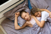 Studija pokazala: Ljudi koji leže na ovoj strani kreveta lošije spavaju i bude se umorniji