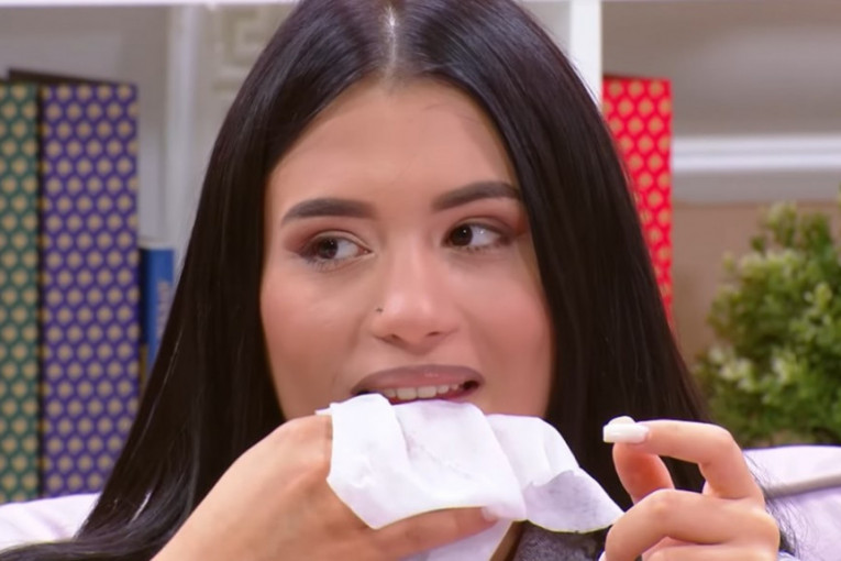Pevačica u emisiji skinula šminku zbog osuda publike: Razlika pre i posle je neverovatna! (FOTO)