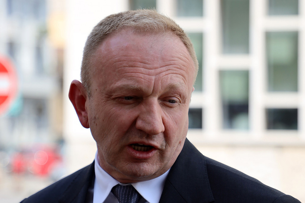 Zašto se RTS gadi većini građana Srbije i zašto našim novcem pune džepove pojedinaca?