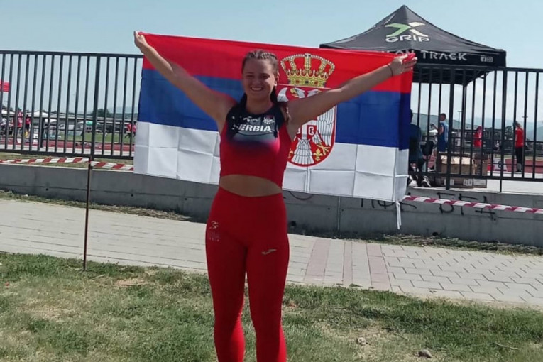 Anđela (17) bere maline i balira seno, ali i obara rekorde: Ona je prvakinja Srbije u bacanju kugle, a sada se sprema da osvoji Evropu!