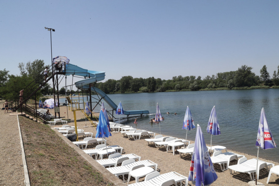 Punjena pljeskavica 400, pivo 220,  tek kafa... Ovo su cene na kupalištu nadomak Beograda: Smeštaj je bagatela!