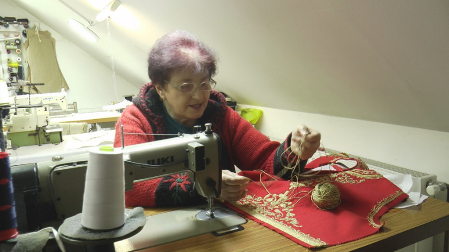 Narodna nošnja sve popularnija: Gastarbajteri ne pitaju koliko košta, nose je iz Srbije kao suvenir FOTO)