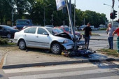 Teška saobraćajna nesreća u Novom Sadu: Sudar dva automobila, vozila potpuno smrskana (FOTO)