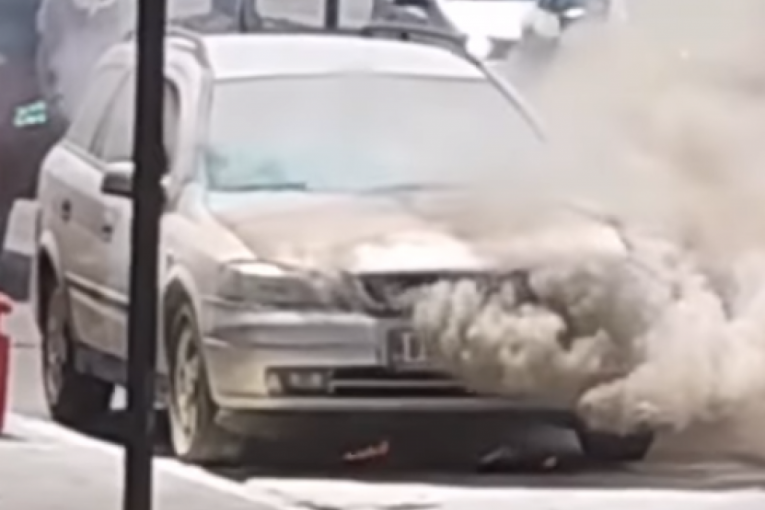 Zapalio se automobil usred vožnje:  Eksplodirala plinska boca - vatrogasci brzo stigli na lice mesta!