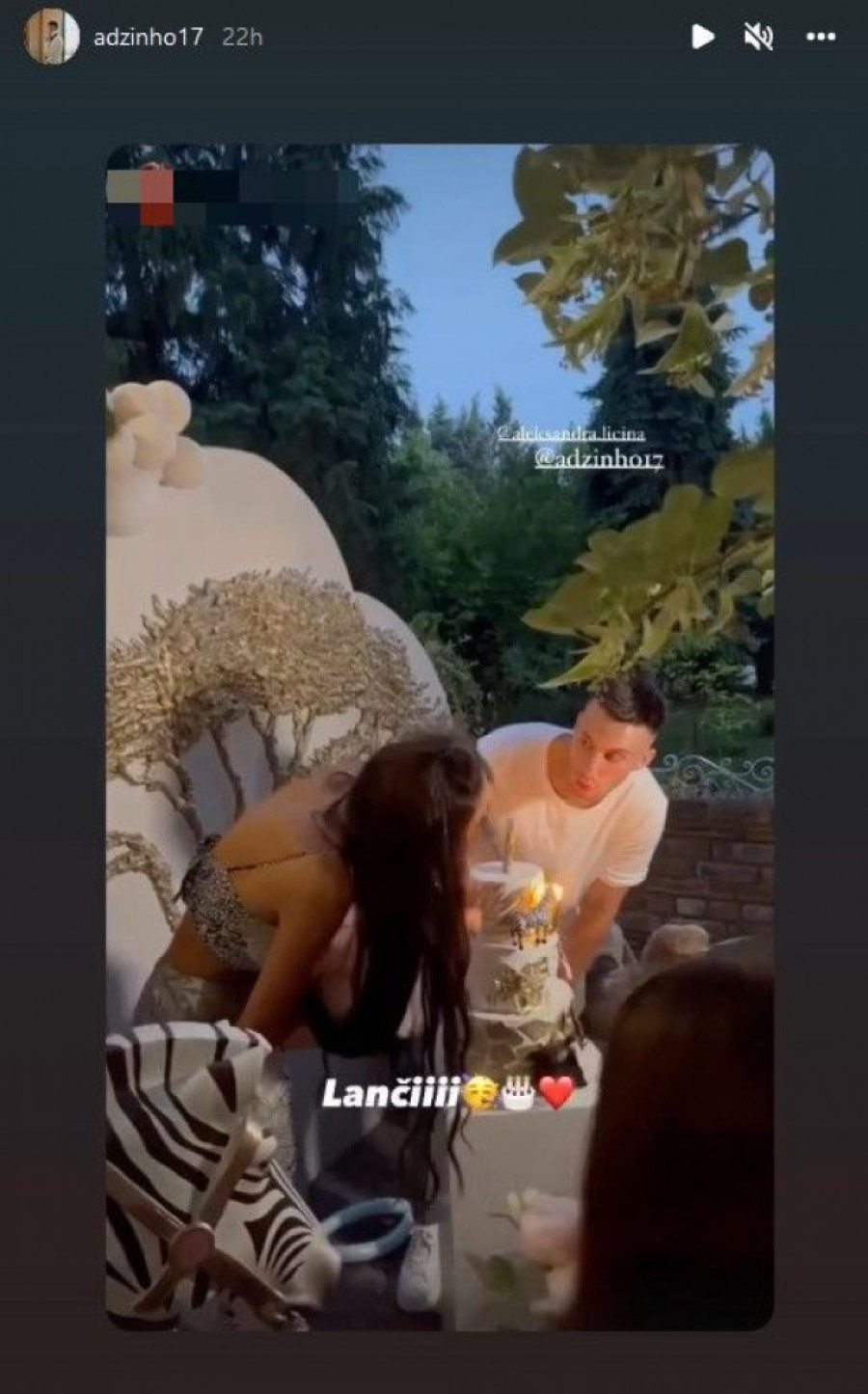 Šaulići i Adžići su baš imali povoda za slavlje! Ilda se i latila mikrofona, a služili su se vrhunski specijaliteti! (FOTO)