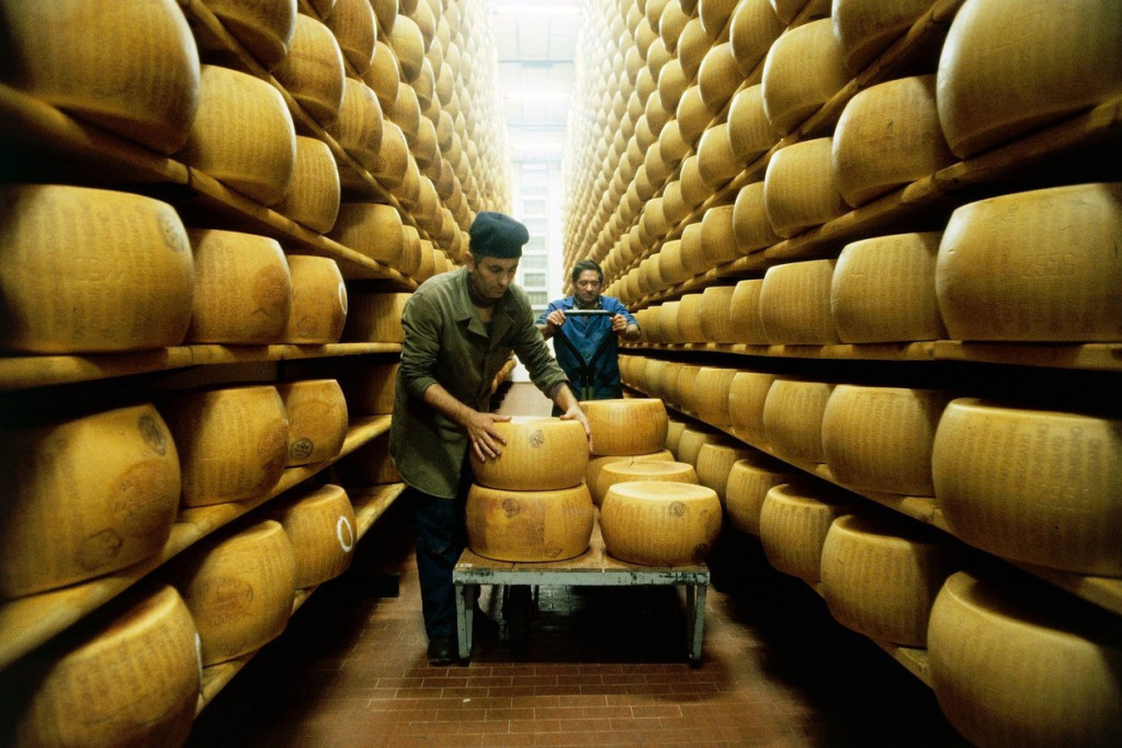 Italijanska banka u trezoru čuva poluge sira, a kredit i dugove možete plaćati u parmezanu