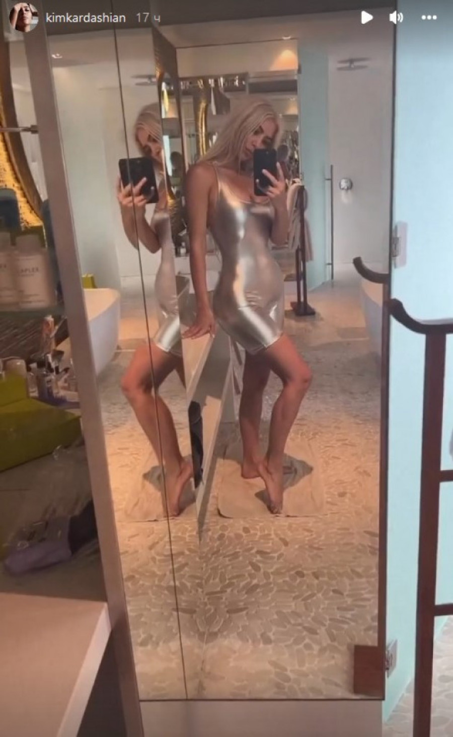 Kim Kardašijan iskopirala Lepu Brenu! Kostim, frizura, šminka - ista diva iz „Slatkog greha!" (FOTO/VIDEO)