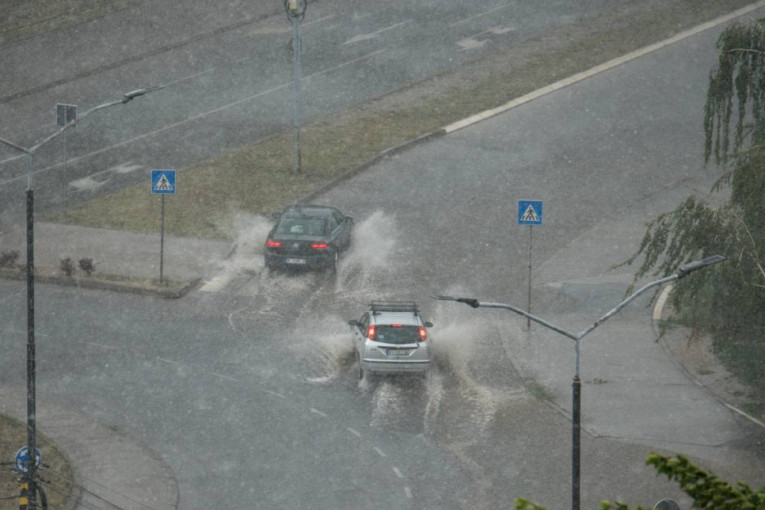 Jako nevreme u NIšu! Kiša se sručila i za deset minuta napravila potop, ulice pod vodom (FOTO/VIDEO)