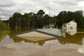 Dramatično u Australiji: Evakuisano nekoliko hiljada ljudi, voda prekrila Sidnej, a kiša neće stati do ponedeljka! (VIDEO)