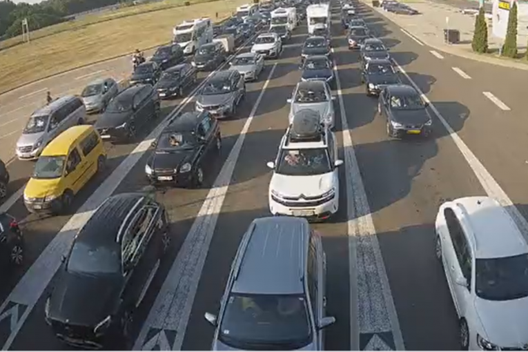 Na Gradini kao u "košnici"! Čeka se satima, evo kakva je situacija na ostalim graničnim prelazima (FOTO)