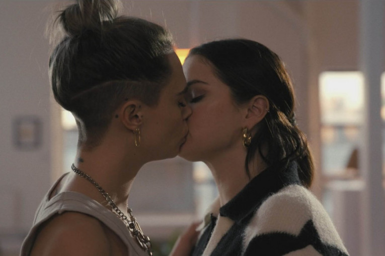 Strastveni poljubac o kojem svi pričaju: Selena Gomez i Kara Delevinj u izazovnoj sceni