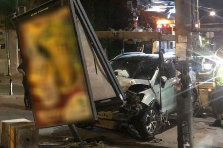Automobil kod Beograđanke sleteo na trotoar i zakucao se u reklamu, vozilo uništeno