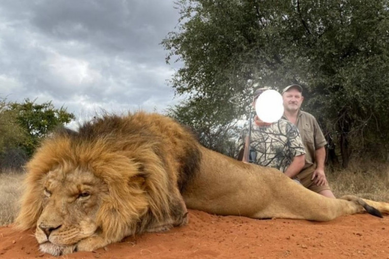 Ubijen lovac koji je životinje skupljao kao trofeje: Uživao da se slika sa mrtvim lavovima i žirafama (FOTO)