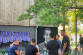 Čačak i dalje tuguje: Oslikava se mural sa likom nastradalog Nikole, njegov lik krasi zgradu u kojoj je živeo na Vinari (FOTO)