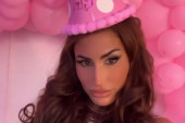 Torta kao zamak na tri sprata, zlato i pink baloni: Didi Džej nije žalila para kad je organizovala ćerkin drugi rođendan! (VIDEO)