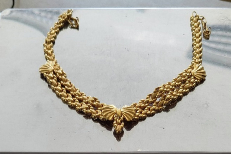 Pola kilograma zlatnog nakita u dečijoj torbici: Sprečen šverc na Gradini (FOTO)