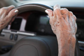Starica (82) izazvala težak udes: Spustila ručnu pa izgubila kontrolu nad vozilom i pokosila troje ljudi