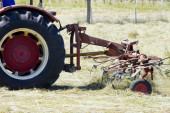 Pojavio se snimak udesa u Staroj Pazovi: Prevrnuo se traktor sa prikolicom punom kukuruza! (VIDEO)