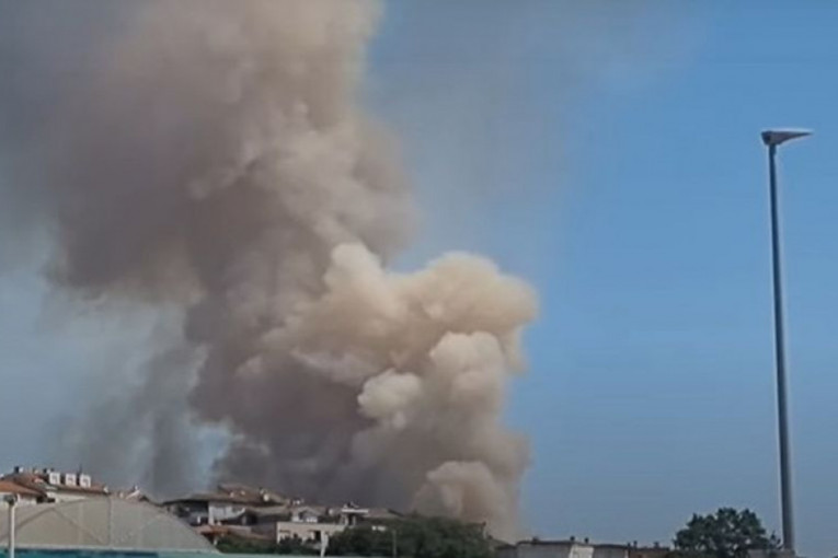 Ogroman požar u Puli: Vatrogasci na terenu, veliki oblak dima i pepela širi se gradom (VIDEO)