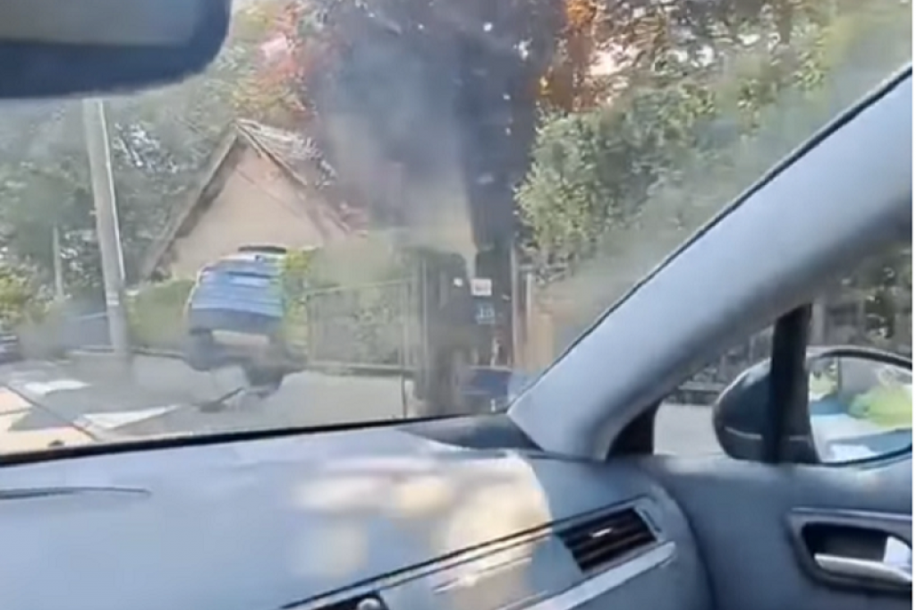 Neverovatna scena na Čukarici: Automobil uleteo u dvorište kuće i završio na ogradi (VIDEO)