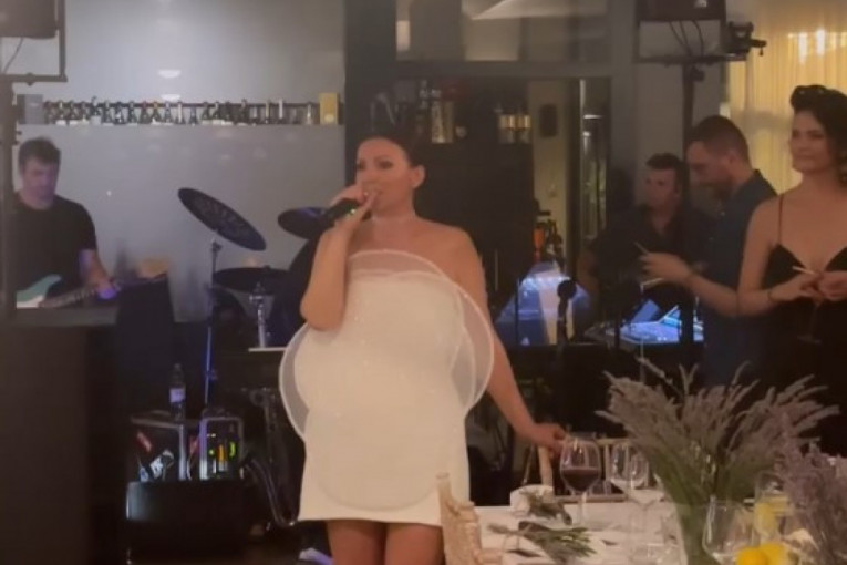 Nina Badrić napravila gala slavlje za 50. rođendan: Enterijer ukrašen lavandom i maslinama, ona blistala u beloj haljini (FOTO/VIDEO)