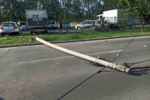 Žestok udes u Zemun Polju: Kolima oborili betonsku banderu, pa probili ogradu Instituta za kukuruz, vatrogasci izvlačili devojku (FOTO)