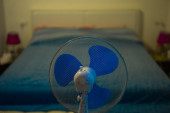 Zašto je spavanje sa uključenim ventilatorom loše za vas i koja su druga rešenja za vrele noći?