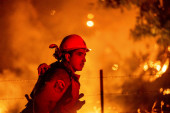 Vatra besni u Kaliforniji, ljudi zarobljeni u fabrici (VIDEO)