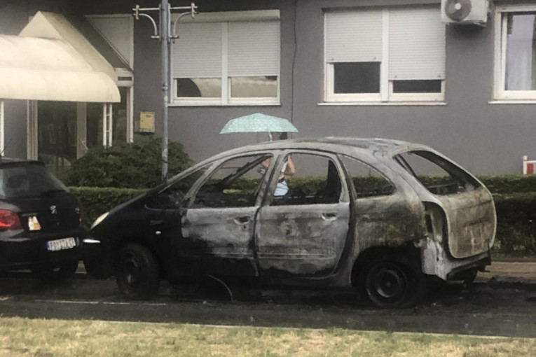 Snimak buktinje na Vračaru: Automobil potpuno izgoreo, očevidac čuo da je prethodno nešto puklo?! (FOTO/VIDEO)