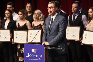 Predsednik Vučić uručio "Dositeju" najboljim studentima: Na vas država i društvo moraju da računaju