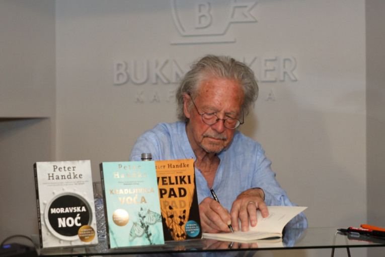 Peter Handke u Beogradu: Potpis na knjigama i zidu knjižare (FOTO)