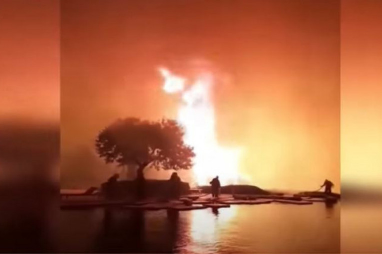 Gosti bili zarobljeni na plaži dok ih je vatrena stihija okruživala: Gore dva luksuzna letovališta u Grčkoj! (VIDEO)