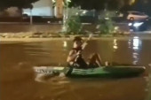 "Živeće ovaj narod!": Dečko sa Bežanije je apsolutni pobednik sinoćnih poplava - vozio kajak nasred ulice! (VIDEO)