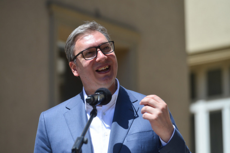 Vučićeva impresija tokom obilaska Ivanjice: Koju je rakiju predsednik Srbije kupio? (FOTO)
