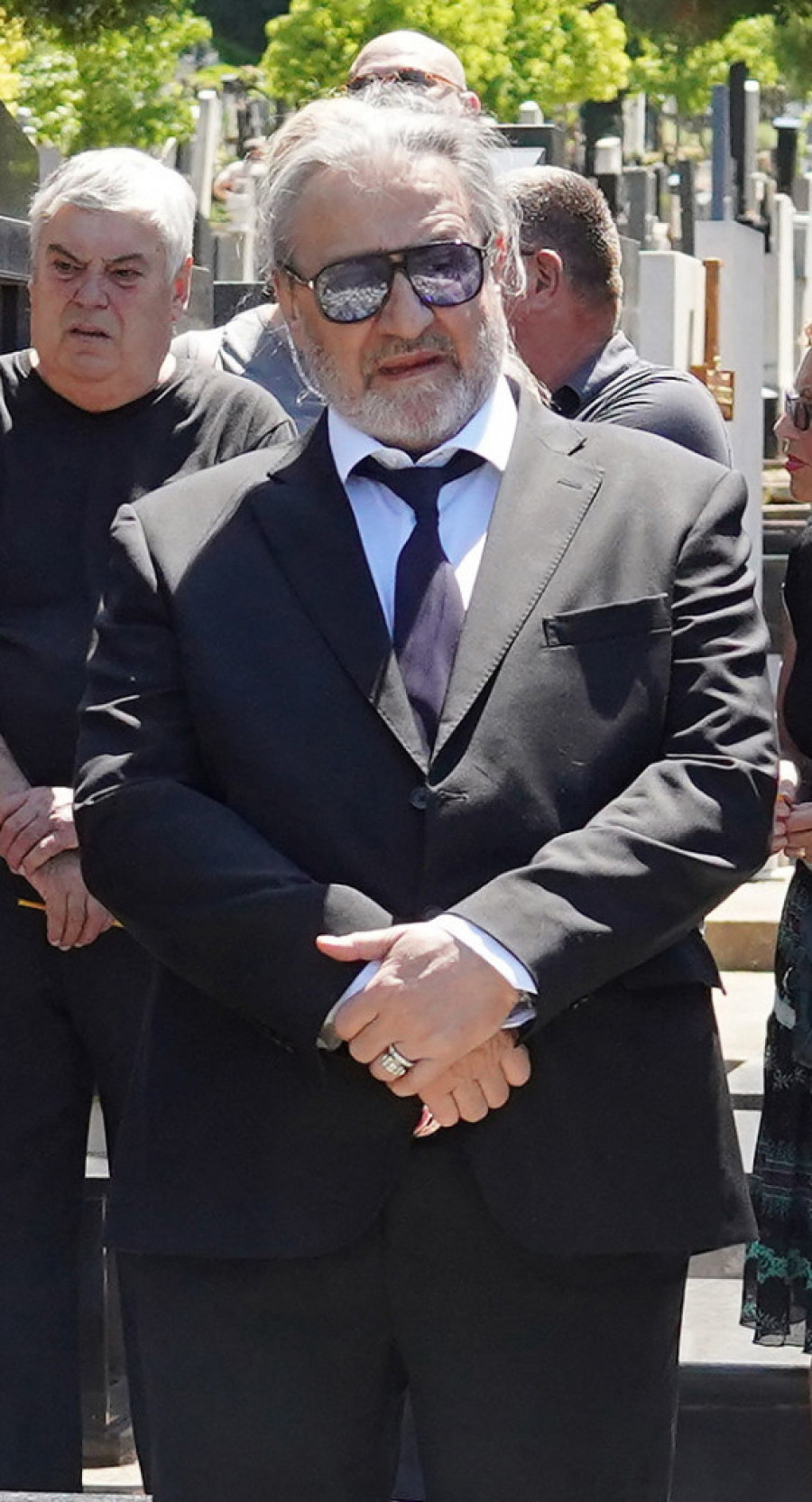 Miša Grof otišao na Vidojev grob sa prvom unukom: Druga unuka nije došla, a nije ni Nikolina