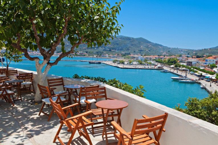 Besni zbog  Airbnb-a! Grčki hotelijeri ljuti zbog uključivanja popularne platforme u šemu „Turizam za sve“