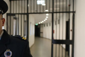 Saslušan čuvar zatvora koji je tražio novac maloletnom osuđeniku da "zažmuri" na mobilni telefon: Predložen pritvor