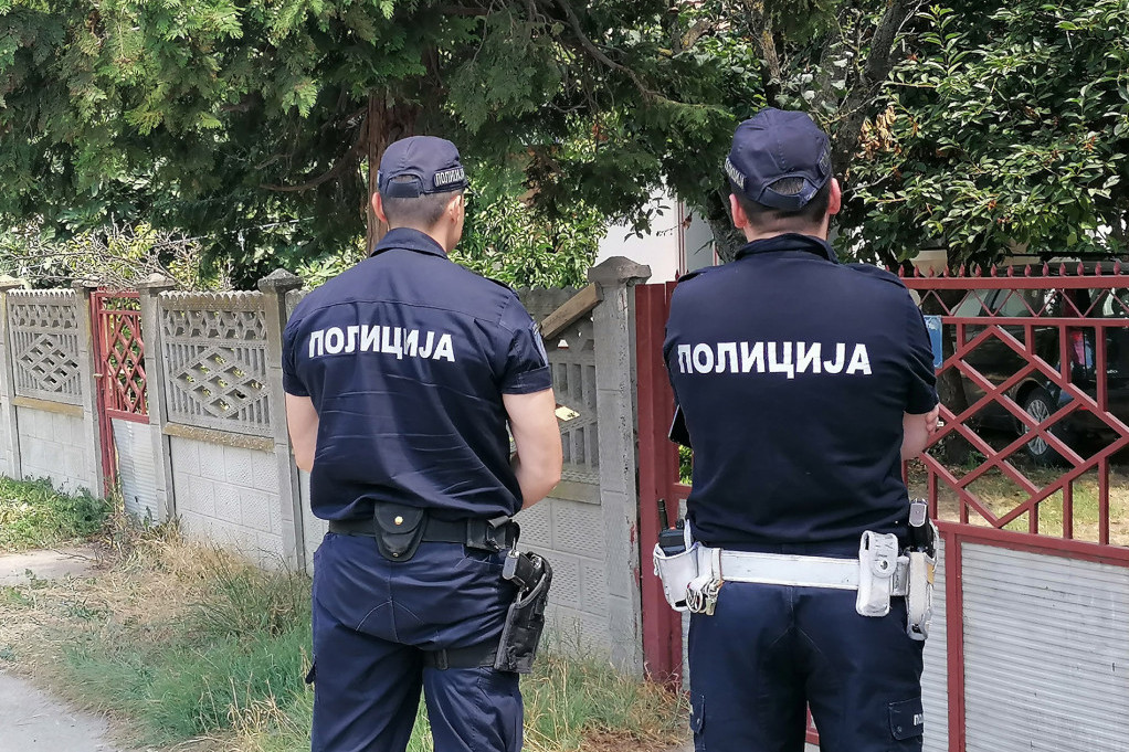 Detalji tragedije u Zmajevu: Brat i sestra ubijeni sekirom, traga se za unukom? (FOTO)