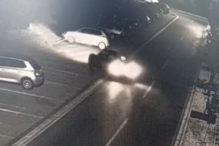 Kamere snimile stravičan sudar u Lazarevcu: Od udarca kola odletela nekoliko metara! (VIDEO)