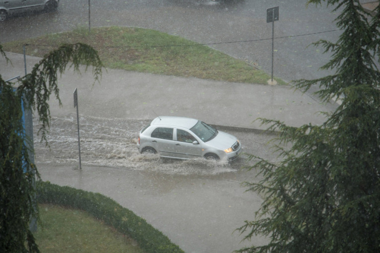 Novi saobraćajni znak u Beogradu - poplave u ulici! Istražujemo da li će ovo upozorenje smanjiti broj nesreća usled velikih padavina