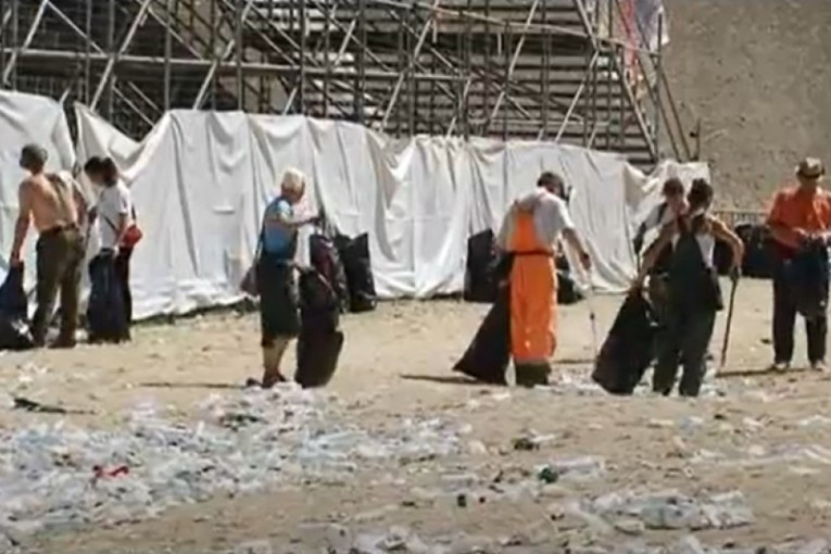 Novi skandal na Exitu: Par izopačenih perverznjaka snimljen tokom intimnog odnosa! Kakva sramota! (VIDEO +18)