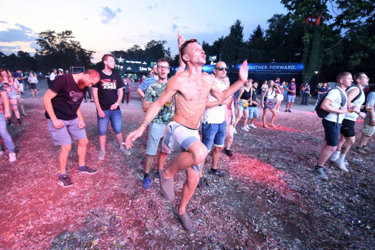 Novi Exit, nove muke Novosađana: Posetioci sa Zapada već godinama uništavaju i prljaju grad, dok se komunalci bore da počiste smeće iza njih