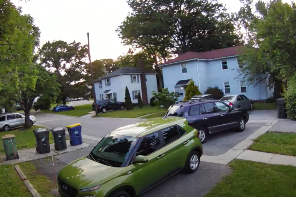 Žena nekakvim čudom ispala iz automobila dok se isparkiravala, vozilo nastavilo dalje bez kontrole (VIDEO)