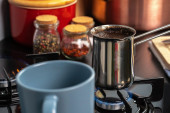Džezva za kafu će zablistati iznutra: Četiri sastojka iz kuhinje otklanjaju prljavštinu i fleke iz nje, kao od šale