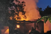 Buktinja u selu Miokovci kod Čačka: Zapalilo se domaćinstvo, vatrogasci vodili veliku bitku! (FOTO/VIDEO)