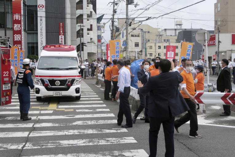 Snimci i fotografije atentata na Šinza Abea! Pogledajte trenutak kada je upucan i kako je transportovan helikopterom (VIDEO/FOTO)