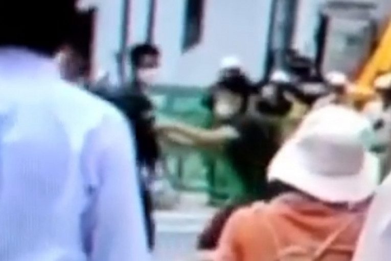Snimljen atentator na Abea! Nosio hiruršku masku! (VIDEO/FOTO)
