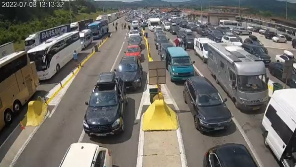 Kolaps na svim graničnim prelazima! Kilometarske kolone, i po šest traka otvoreno! Ako krećete na put samo strpljivo (FOTO)